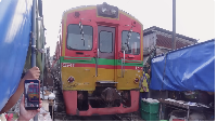 Kereta api akan lewat tepat di perlintasannya. Namun, jalannya kereta api dibuat perlahan. Momen lewatnya kereta api ini menarik perhatian dan selalu diabadikan. Foto: YouTube Jessica Jane