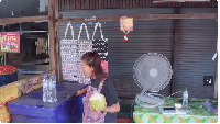 Penjual minuman segar juga dapat ditemukan di Maeklong Railway Market. Salah satunya kelapa muda yang sang penjualnya melakukan atraksi seru. Foto: YouTube Jessica Jane