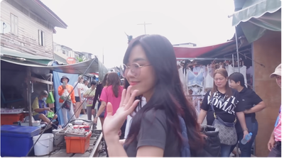 Unik! Jessica Jane Jajan Cakwe hingga Es Goyang di Pinggir Rel Kereta Thailand