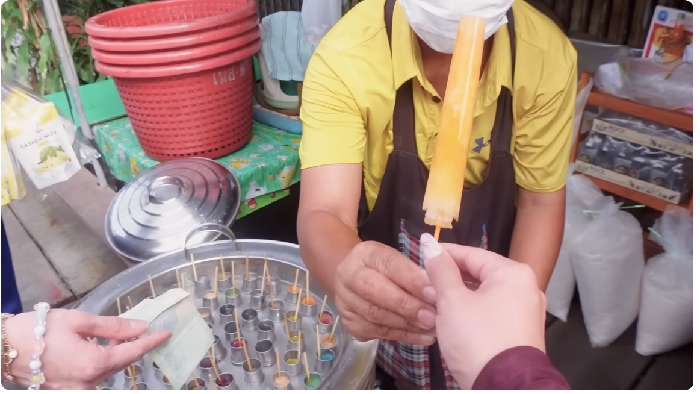 Jessica Jane kulineran di Maeklong Railway Market