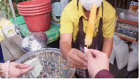 Jessica Jane juga jajan es goyang ala Thailand. Jika es goyang di Jakarta bercita rasa buah, di Thailand terbuat dari minuman bersoda. Foto: YouTube Jessica Jane