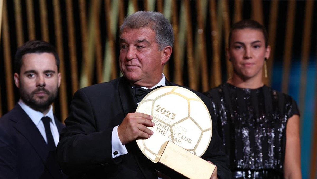 Joan Laporta saat menerima trofi tim putri terbaik. Foto: REUTERS/STEPHANIE LECOCQ