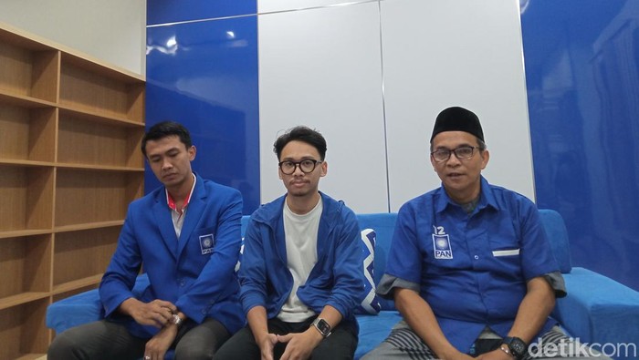 Juru bicara DPD PAN Kabupaten Cirebon, Soebagdja Salim (tengah