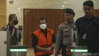 SYL dan Hatta keluar secara bersamaan. Keduannya tidak berbicara apapun meski mendapat sejumlah pertanyaan dari awak media.