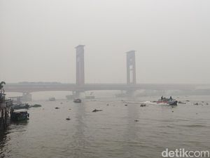 Kabut Asap Tebal Kepung Palembang Siang Ini, Jarak Pandang 200 Meter!