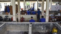 Sebanyak 44 personil Damkar Kota Tasikmalaya terpaksa menumpang di bangunan bekas kolam ikan milik Dinas Peternakan dan Perikanan. 