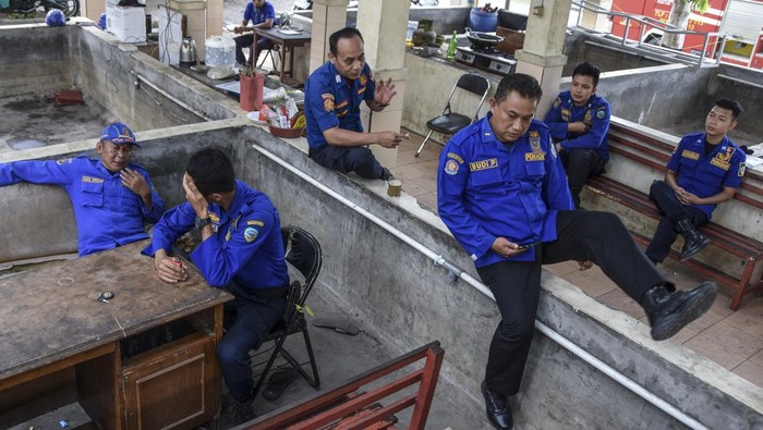 Kantor Damkar Kota Tasikmalaya di Pasar ikan Personil Pemadam Kebakaran (Damkar) Kota Tasikmalaya bersiap menuju ke lokasi kejadian untuk mengevakuasi sarang tawon, di Depo Pasar Ikan, Kota Tasikmalaya, Jawa Barat, Selasa (31/10/2023). Sebanyak 44 personil Damkar Kota Tasikmalaya terpaksa menumpang di bangunan bekas kolam ikan milik Dinas Peternakan dan Perikanan akibat tidak memiliki kantor sejak tahun 2021. ANTARA FOTO/Adeng Bustomi/tom.