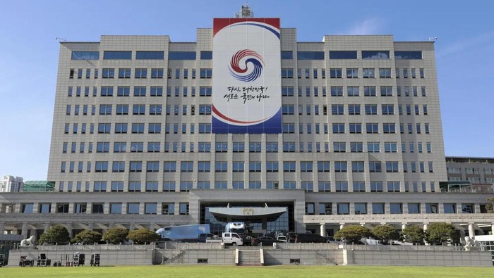 Kantor kepresidenan Korsel yang baru yang juga ada di Seoul, setelah Presiden Yoon Suk Yeol memindahkan kantornya dari Blue House ke gedung di distrik Yongsan ini. (Yonhap via AP)