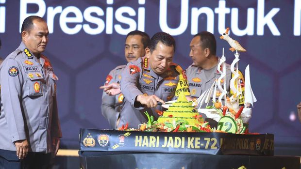 Hut Ke 72 Humas Polri Kapolri Beri Dua Hadiah Spesial