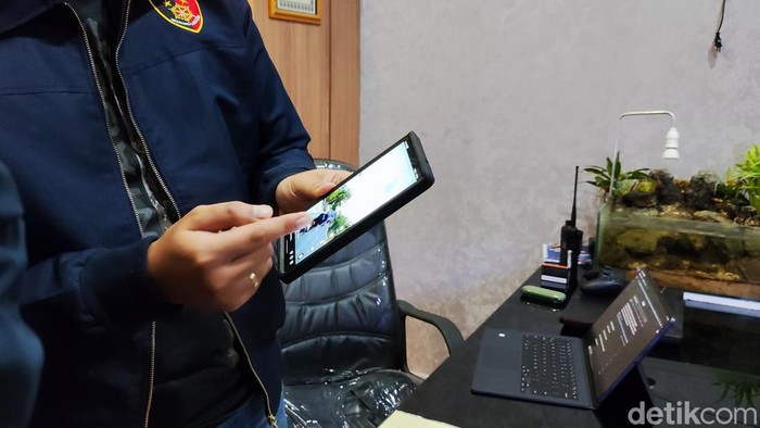 Kasat Reskrim Polres Gunungkidul AKP Andika Ariya Pratama saat menunjukkan video hoaks klitih yang viral, Selasa (31/10/2023).