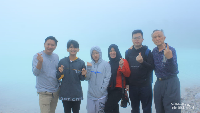 Bersama keluarga dengan pemandangan Kawah Putih.