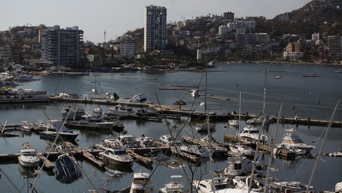 Kawasan Pantai Meksiko Amburadul Diterjang Badai Otis Damaged boats are seen at the Yates Club, in the aftermath of Hurricane Otis, in Acapulco, Mexico, October 30, 2023. REUTERS/Quetzalli Nicte-Ha