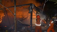 Petugas pemadam kebakaran berupaya memadamkan api yang membakar salah satu gedung di SMP Negeri 8 Makassar, Senin (30/10/2023). 