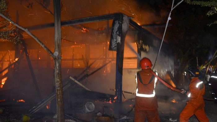 Kebakaran sekolah di Makassar Petugas mengamati kebakaran yang melanda salah satu bangunan SMP Negeri 8 Makassar, Sulawesi Selatan, Senin (30/10/2023). Sebanyak 11 unit mobil pemadam kebakaran dikerahkan untuk memadamkan api yang menghanguskan ruang guru, sementara pihak Dinas Pendidikan Kota Makassar mengarahkan para murid untuk melakukan proses belajar mengajar dari rumah. ANTARA FOTO/Hasrul Said/YU/aww.