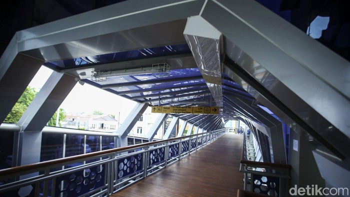 Pembangunan jembatan penyeberangan orang (JPO) Klender yang sempat terhenti kini rampung, Selasa (31/10/2023). Namun, JPO Instagramable ini belum bisa digunakan karena belum diresmikan Pemprov DKI Jakarta.
