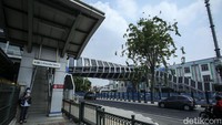 Warna dominan adalah abu-abu namun terdapat kelir biru di dinding lift.   