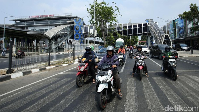 Pembangunan jembatan penyeberangan orang (JPO) Klender yang sempat terhenti kini rampung, Selasa (31/10/2023). Namun, JPO Instagramable ini belum bisa digunakan karena belum diresmikan Pemprov DKI Jakarta.