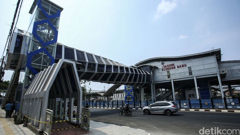 Pembangunan jembatan penyeberangan orang (JPO) Klender yang sempat terhenti kini rampung, Selasa (31/10/2023). Namun, JPO Instagramable ini belum bisa digunakan karena belum diresmikan Pemprov DKI Jakarta.