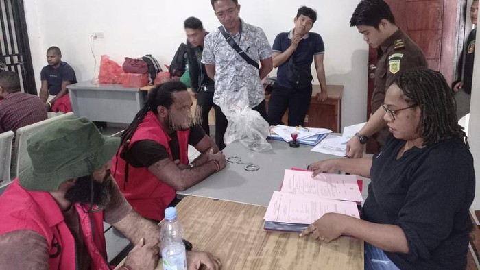 Dua simpatisan KNPB (rompi merah muda) saat diserahkan ke Kejari Jayapura.