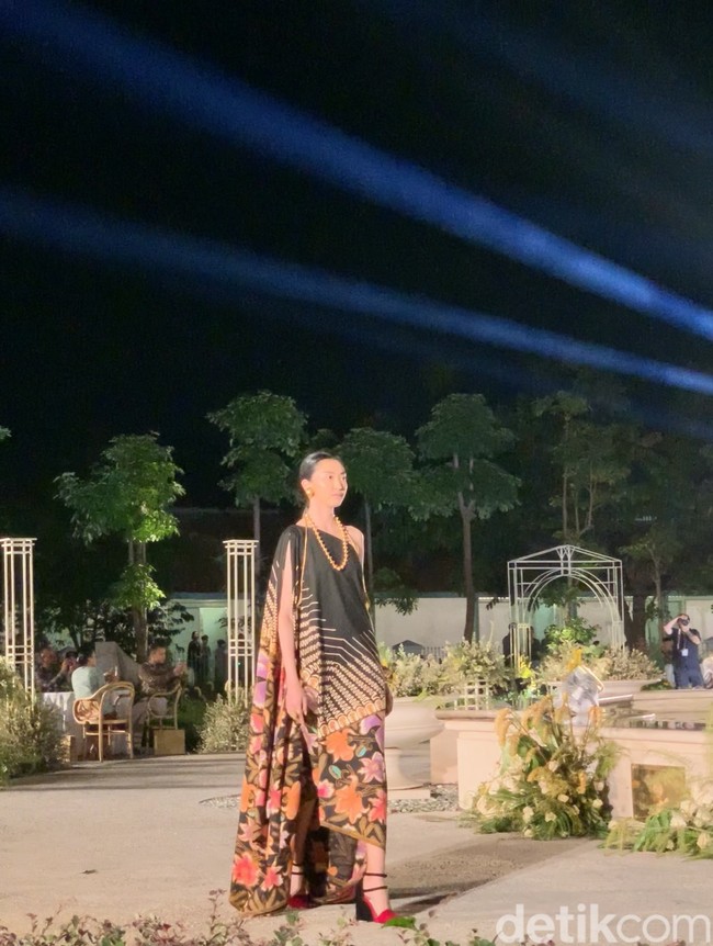 Iwan Tirta Private Collection memamerkan busana batik terbarunya saat gelaran Angsukayana Batik Mangkunegaran 2023 di kompleks Pura Mangkunegaran pada Minggu (30/10/2023).Foto: dok. R Chairini Putong/Wolipop