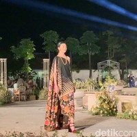 Iwan Tirta Private Collection memamerkan busana batik terbarunya saat gelaran Angsukayana Batik Mangkunegaran 2023 di kompleks Pura Mangkunegaran pada Minggu (30/10/2023).Foto: dok. R Chairini Putong/Wolipop