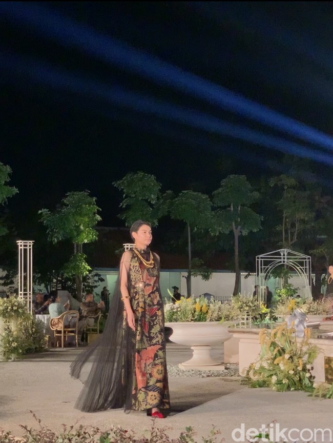 Iwan Tirta Private Collection memamerkan busana batik terbarunya saat gelaran Angsukayana Batik Mangkunegaran 2023 di kompleks Pura Mangkunegaran pada Minggu (30/10/2023).Foto: dok. R Chairini Putong/Wolipop