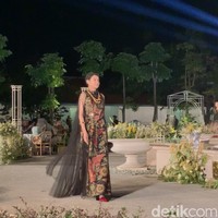Iwan Tirta Private Collection memamerkan busana batik terbarunya saat gelaran Angsukayana Batik Mangkunegaran 2023 di kompleks Pura Mangkunegaran pada Minggu (30/10/2023).Foto: dok. R Chairini Putong/Wolipop