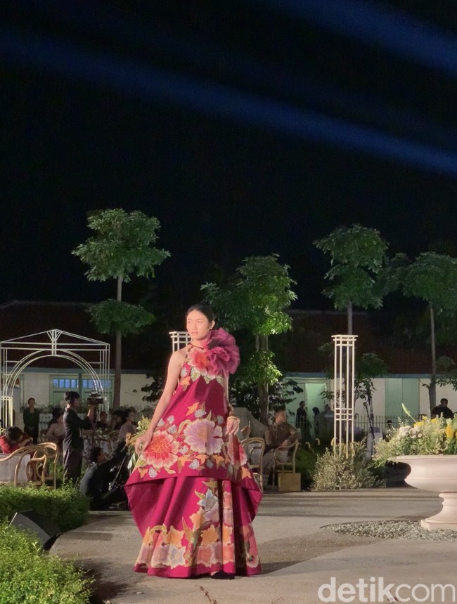 Iwan Tirta Private Collection memamerkan busana batik terbarunya saat gelaran Angsukayana Batik Mangkunegaran 2023 di kompleks Pura Mangkunegaran pada Minggu (30/10/2023).Foto: dok. R Chairini Putong/Wolipop