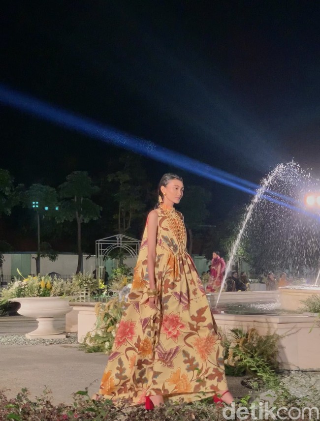 Iwan Tirta Private Collection memamerkan busana batik terbarunya saat gelaran Angsukayana Batik Mangkunegaran 2023 di kompleks Pura Mangkunegaran pada Minggu (30/10/2023).Foto: dok. R Chairini Putong/Wolipop