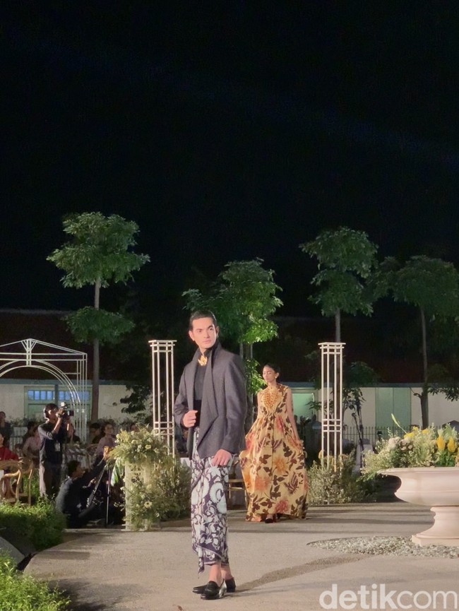 Iwan Tirta Private Collection memamerkan busana batik terbarunya saat gelaran Angsukayana Batik Mangkunegaran 2023 di kompleks Pura Mangkunegaran pada Minggu (30/10/2023).Foto: dok. R Chairini Putong/Wolipop