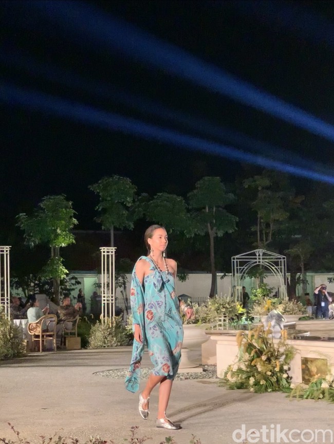 Iwan Tirta Private Collection memamerkan busana batik terbarunya saat gelaran Angsukayana Batik Mangkunegaran 2023 di kompleks Pura Mangkunegaran pada Minggu (30/10/2023).Foto: dok. R Chairini Putong/Wolipop