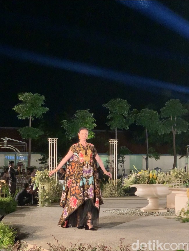 Iwan Tirta Private Collection memamerkan busana batik terbarunya saat gelaran Angsukayana Batik Mangkunegaran 2023 di kompleks Pura Mangkunegaran pada Minggu (30/10/2023).Foto: dok. R Chairini Putong/Wolipop