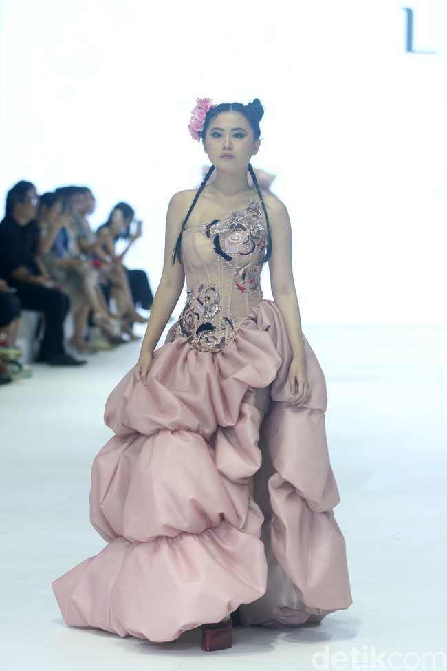 Fashion show koleksi Lisa Ju yang glamour dan dramatis di JFW 2024, Pondok Indah Mall Jakarta. Lisa mengusung mengambil elemen dari kelopak bunga mawar yang banyak dipadukan dengan potongan ball gown dan aksen kristal. Foto: Mohammad Abduh/detikcom.