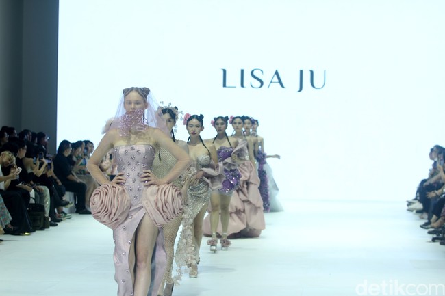 Fashion show koleksi Lisa Ju yang glamour dan dramatis di JFW 2024, Pondok Indah Mall Jakarta. Lisa mengusung mengambil elemen dari kelopak bunga mawar yang banyak dipadukan dengan potongan ball gown dan aksen kristal.  Foto: Mohammad Abduh/detikcom.