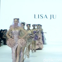 Fashion show koleksi Lisa Ju yang glamour dan dramatis di JFW 2024, Pondok Indah Mall Jakarta. Lisa mengusung mengambil elemen dari kelopak bunga mawar yang banyak dipadukan dengan potongan ball gown dan aksen kristal.  Foto: Mohammad Abduh/detikcom.