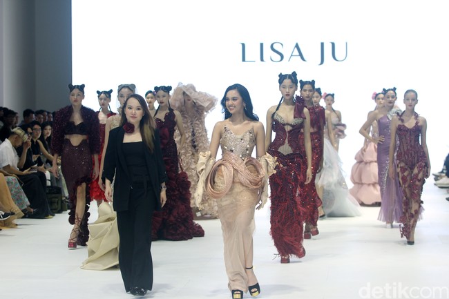 Fashion show koleksi Lisa Ju yang glamour dan dramatis di JFW 2024, Pondok Indah Mall Jakarta. Lisa mengusung mengambil elemen dari kelopak bunga mawar yang banyak dipadukan dengan potongan ball gown dan aksen kristal. Foto: Mohammad Abduh/detikcom.