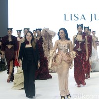 Fashion show koleksi Lisa Ju yang glamour dan dramatis di JFW 2024, Pondok Indah Mall Jakarta. Lisa mengusung mengambil elemen dari kelopak bunga mawar yang banyak dipadukan dengan potongan ball gown dan aksen kristal. Foto: Mohammad Abduh/detikcom.