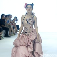 Fashion show koleksi Lisa Ju yang glamour dan dramatis di JFW 2024, Pondok Indah Mall Jakarta. Lisa mengusung mengambil elemen dari kelopak bunga mawar yang banyak dipadukan dengan potongan ball gown dan aksen kristal. Foto: Mohammad Abduh/detikcom.