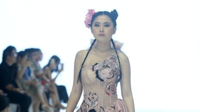 Foto: 10 Koleksi Gaun Glamour Lisa Ju di Jakarta Fashion Week 2024