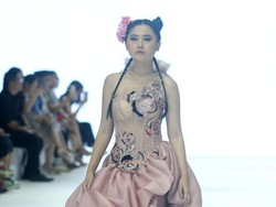 Foto: 10 Koleksi Gaun Glamour Lisa Ju di Jakarta Fashion Week 2024