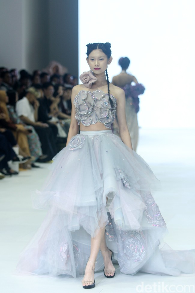 Fashion show koleksi Lisa Ju yang glamour dan dramatis di JFW 2024, Pondok Indah Mall Jakarta. Lisa mengusung mengambil elemen dari kelopak bunga mawar yang banyak dipadukan dengan potongan ball gown dan aksen kristal. Foto: Mohammad Abduh/detikcom.