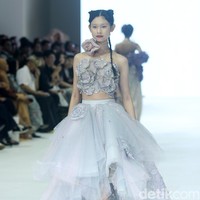 Fashion show koleksi Lisa Ju yang glamour dan dramatis di JFW 2024, Pondok Indah Mall Jakarta. Lisa mengusung mengambil elemen dari kelopak bunga mawar yang banyak dipadukan dengan potongan ball gown dan aksen kristal. Foto: Mohammad Abduh/detikcom.