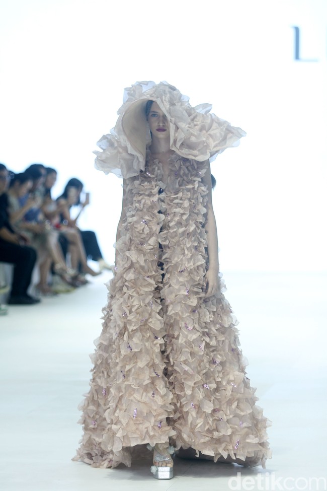 Fashion show koleksi Lisa Ju yang glamour dan dramatis di JFW 2024, Pondok Indah Mall Jakarta. Lisa mengusung mengambil elemen dari kelopak bunga mawar yang banyak dipadukan dengan potongan ball gown dan aksen kristal. Foto: Mohammad Abduh/detikcom.