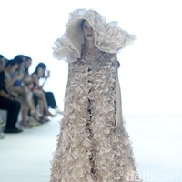 Fashion show koleksi Lisa Ju yang glamour dan dramatis di JFW 2024, Pondok Indah Mall Jakarta. Lisa mengusung mengambil elemen dari kelopak bunga mawar yang banyak dipadukan dengan potongan ball gown dan aksen kristal. Foto: Mohammad Abduh/detikcom.