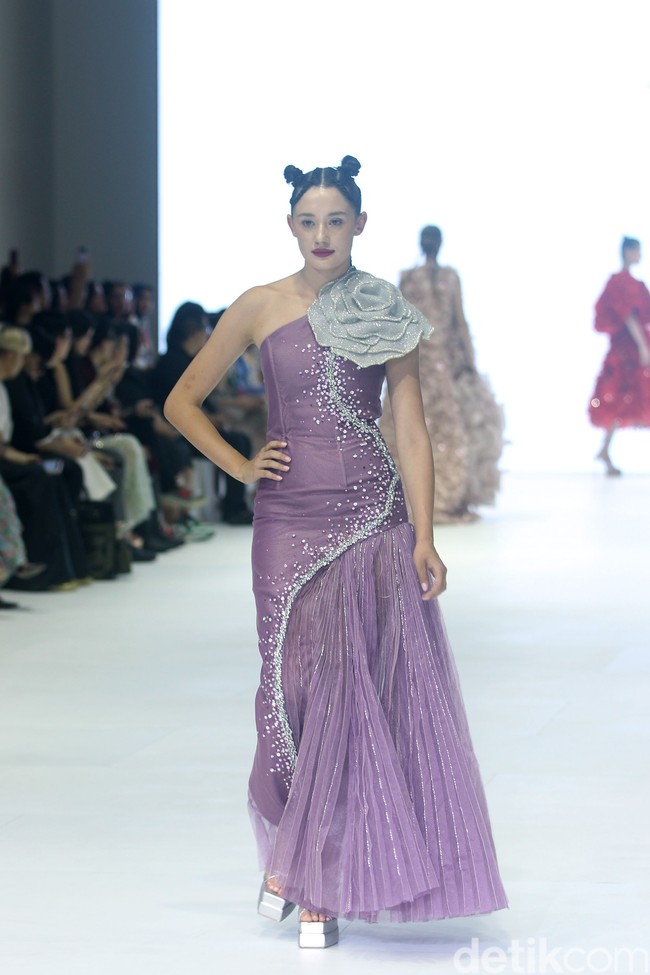 Fashion show koleksi Lisa Ju yang glamour dan dramatis di JFW 2024, Pondok Indah Mall Jakarta. Lisa mengusung mengambil elemen dari kelopak bunga mawar yang banyak dipadukan dengan potongan ball gown dan aksen kristal. Foto: Mohammad Abduh/detikcom.
