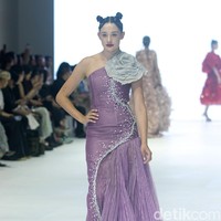 Fashion show koleksi Lisa Ju yang glamour dan dramatis di JFW 2024, Pondok Indah Mall Jakarta. Lisa mengusung mengambil elemen dari kelopak bunga mawar yang banyak dipadukan dengan potongan ball gown dan aksen kristal. Foto: Mohammad Abduh/detikcom.