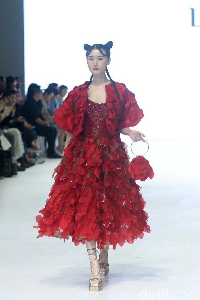 Fashion show koleksi Lisa Ju yang glamour dan dramatis di JFW 2024, Pondok Indah Mall Jakarta. Lisa mengusung mengambil elemen dari kelopak bunga mawar yang banyak dipadukan dengan potongan ball gown dan aksen kristal. Foto: Mohammad Abduh/detikcom.
