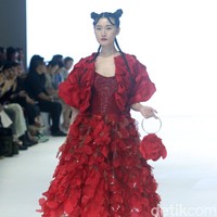 Fashion show koleksi Lisa Ju yang glamour dan dramatis di JFW 2024, Pondok Indah Mall Jakarta. Lisa mengusung mengambil elemen dari kelopak bunga mawar yang banyak dipadukan dengan potongan ball gown dan aksen kristal. Foto: Mohammad Abduh/detikcom.