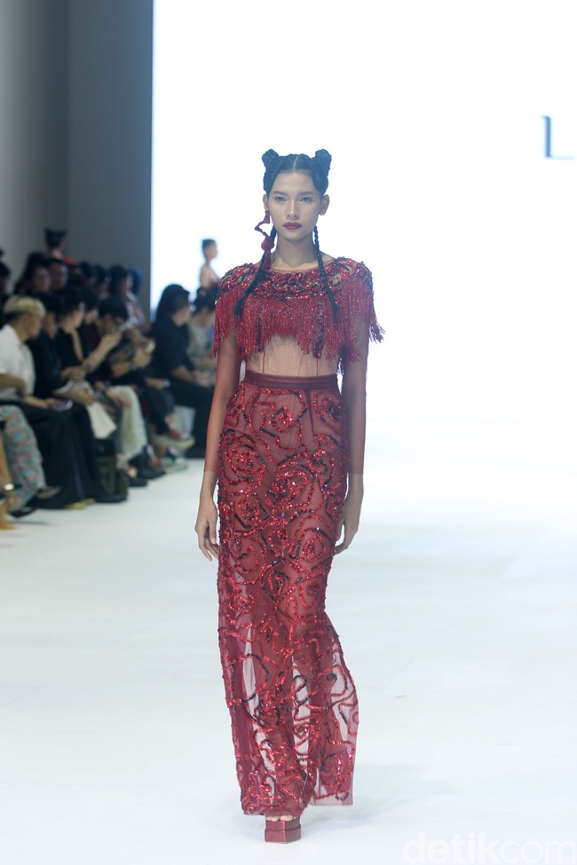 Fashion show koleksi Lisa Ju yang glamour dan dramatis di JFW 2024, Pondok Indah Mall Jakarta. Lisa mengusung mengambil elemen dari kelopak bunga mawar yang banyak dipadukan dengan potongan ball gown dan aksen kristal. Foto: Mohammad Abduh/detikcom.