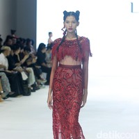 Fashion show koleksi Lisa Ju yang glamour dan dramatis di JFW 2024, Pondok Indah Mall Jakarta. Lisa mengusung mengambil elemen dari kelopak bunga mawar yang banyak dipadukan dengan potongan ball gown dan aksen kristal. Foto: Mohammad Abduh/detikcom.